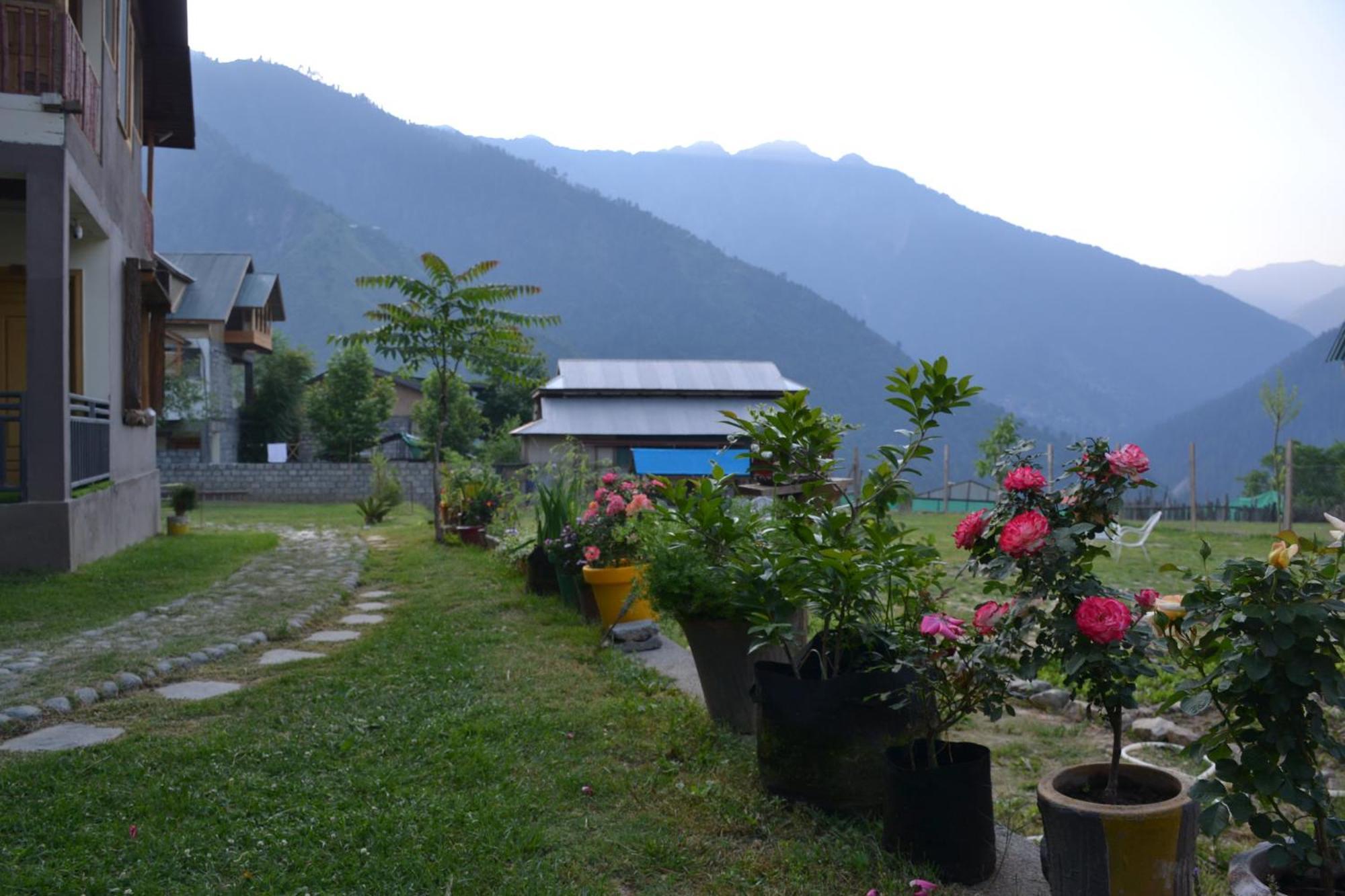 West End Lodges Neelum エクステリア 写真