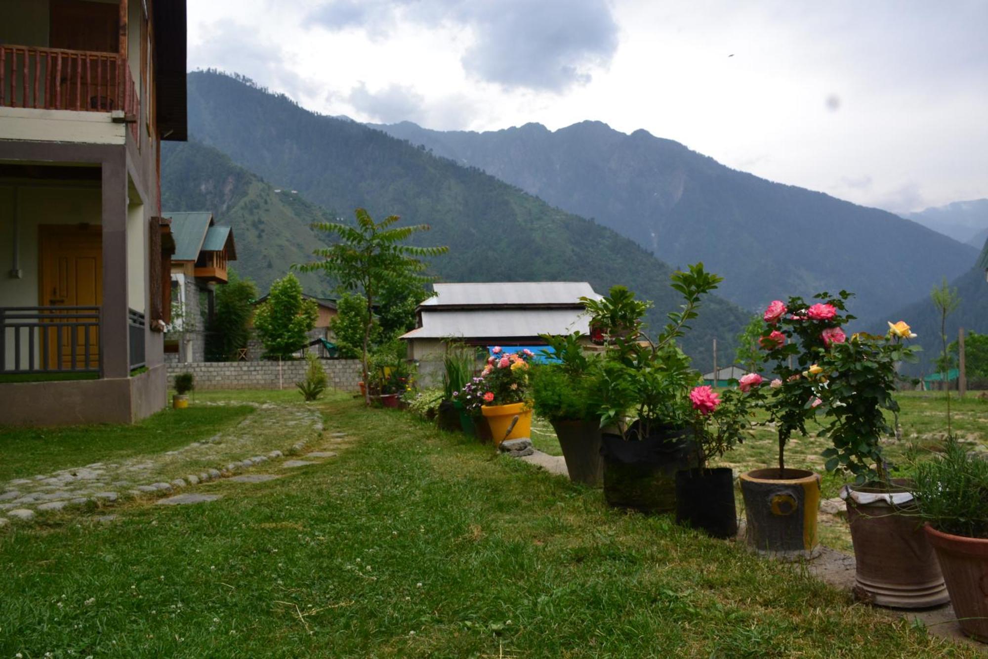 West End Lodges Neelum エクステリア 写真